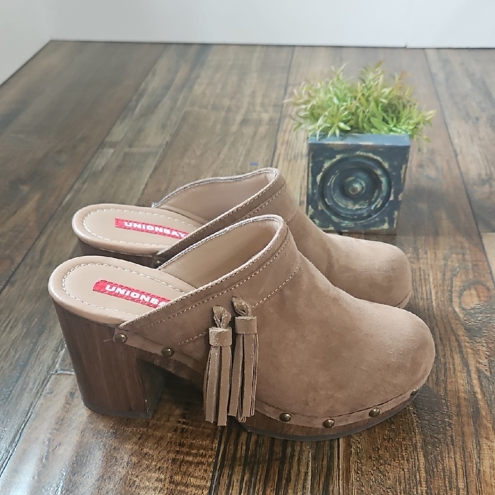 UNIONBAY Women's Tan Tassel‎ Clogs